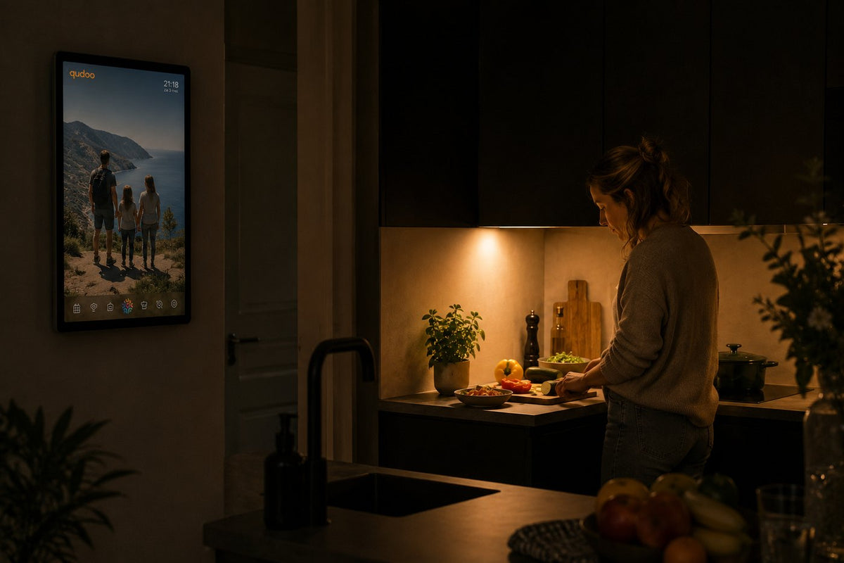 Het scherm als digitale fotolijst in een donkere keuken