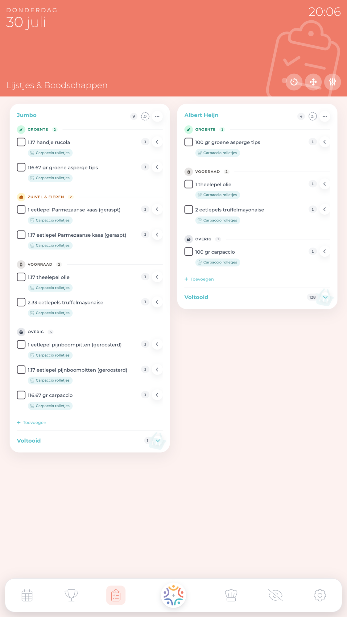Twee boodschappenlijsten naast elkaar op het staande Qudoo scherm, gesorteerd op categorie, met per item het recept waar het vandaan komt